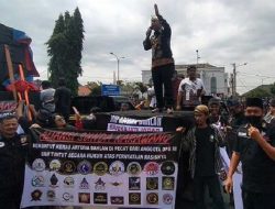 Desak Arteria Dahlan Dipecat, Masyarakat Aliansi Sunda Karawang Gelar Demo di Depan Gedung DPR