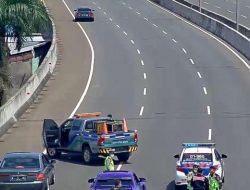 Selfie di Jalan Tol, Konvoi Mobil Mewah Hanya Dapat Teguran Polisi