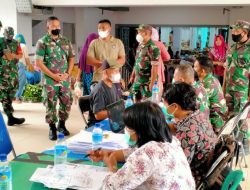 Puluhan TNI Blusukan ke Pasar, Ratusan Pedagang dan Pengunjung Difasilitasi Vaksin