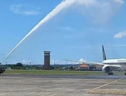 Perdana, Singapura Airlines Mendarat di Bandara Ngurah Rai Membawa 159 Penumpang