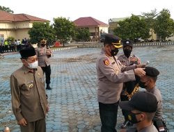 Kapolres Mesuji Pasang Baret 19 Bintara Remaja