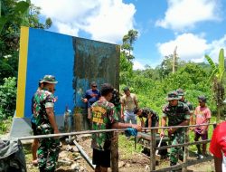 Anggota Satgas Kodim Maluku Yonarhanud 11/WBY Jalin Kebersamaan Dengan Warga