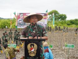 Tanam Mangrove, Pangdam Dampingi Kasad Serahkan Bingkisan di Loteng