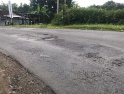 Rusak Parah, Jalan Lintas Ponorogo – Wonogiri Bahayakan Warga