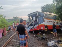 Detik-detik Bus Pariwisata Penuh Penumpang Tertabrak Kereta Api di Tulungagung