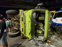 Dump Truck Bermuatan Batu Bara Terjungkal di Grogol Jakarta Barat