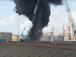 Kilang Minyak Pertamina di Balikpapan Terbakar