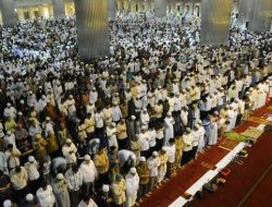 MUI Kembali Izinkan Sholat dengan Saf Rapat di Mesjid