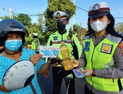 Satlantas Badung Berikan Minyak Goreng untuk Pengguna Jalan Taat Lalu Lintas