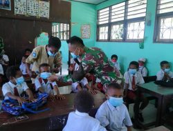 Satgas Pamtas RI-PNG Peduli Pendidikan dan Kesehatan Anak-anak Sekolah di Perbatasan  Papua