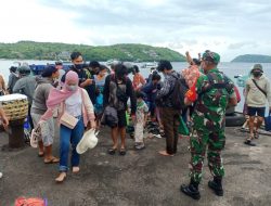 Babinsa Lakukan Prokes Terhadap Penumpang Kapal di Pelabuhan Nusa Penida