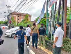 Ciptakan Kota Indah, Pol PP Denpasar Tertibkan Reklame Banner Kedaluwarsa