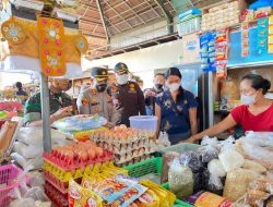 Kejari Denpasar Sidak Pasar Pastikan Harga Minyak Goreng Sesuai HET