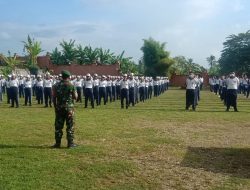 Tanamkan Kedisiplinan Kepada Siswa SMA, Babinsa Koramil Abiansemal Berikan Latihan PBB