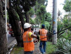 Usai Dilaporkan Warga, Kabel Menjuntai di Jakarta Barat Mulai Dibenahi