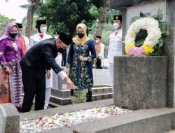 Jelang HUT Jakarta, Aparatur Pemkot Jakpus Ziarah ke Makam MH Thamrin di TPU Karet Bivak