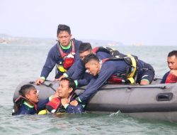 ARFF Bandara Ngurah Rai Gelar Latihan Water Rescue Bersama Basarnas