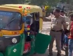 Bawa Penumpang 27 Orang, Bajaj di India Ditilang Polisi