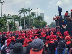 Demo Tolak Kenaikan BBM, Masssa Buruh Padati Depan DPR