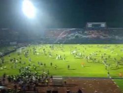 Pertandingan Arema FC dan Persebaya Jawa Timur Berakhir Ricuh, Puluhan Suporter Meninggal Dunia