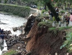 Penahan Bibir Sungai Amblas, 25 Makam di TPU Sirnaraga Bandung Rusak Berat