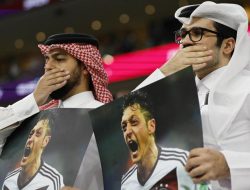 Sindir Der Panzer, Warga Qatar Lakukan Gestur Tutup Mulut Sambil Bentangkan Poster Ozil