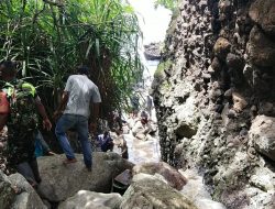 Danramil 1612 -06 lembor Bersama Tim Gabungan Terus Bantu Melakukan Pencarian Warga Yang Hilang di Bawa Arus Sungai