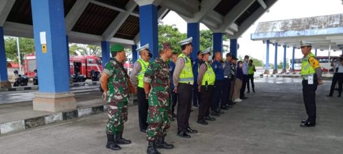 Ciptakan Aman dan Kondusif, Anggota Kodim 1611/Badung Tetap Siaga Di Pos Pelayananan Natal 2022 dan Tahun Baru 2023