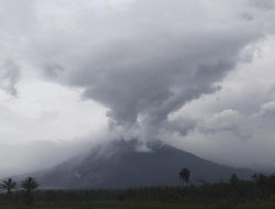 Gunung Semeru Erupsi Lagi, Kolom Abu Capai 1.000 Meter di Atas Puncak