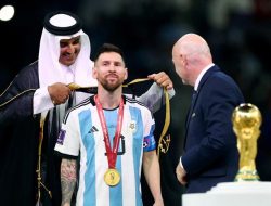 Makna Jubah Hitam yang Dipakai Messi Saat Angkat Trofi Piala Dunia 2022