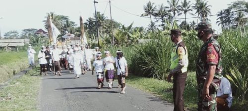 Babinsa Koramil 02 Susut.Mengamankan Tradisi Ngelawang pada Umanis Galungan