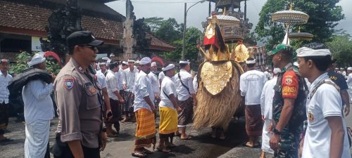 Babinsa Kawal Prosesi Ida Batara Gede Pura Puseh Sidembunut Melancaran Di Wewidangan Banjar Adat