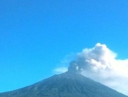 Gunung Kerinci Erupsi, Lontarkan Abu Setinggi 900 Meter