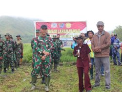 Masyarakat Meneteskan Air Mata, Saat Dandim Alor Pimpin Anggota Masuk Sawah