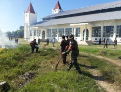 Jelang Paskah, TNI dan Warga Bersihkan Gereja Dekanat St. Maria Fatima Betun