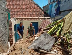 Rumah Warga Ambruk, Danramil Klungkung Terjun Tinjau Lokasi