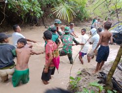 Aksi Heroik Prajurit Satgas Yonif RK 744/SYB Selamatkan Warga Hanyut Terseret Arus Sungai