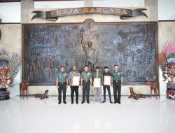 Successfully Performing the Song “With the TNI”, the Pangdam IX/Udayana Gives an Award to Mr. Botax