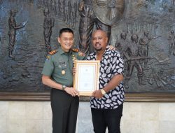 Sukses Bawakan Lagu “Bersama TNI”, Pangdam IX/Udayana Berikan Penghargaan Kepada Mr. Botax