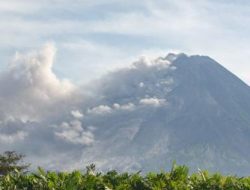 Luncurkan Awan Panas Sejauh 1 Km, Masyarakat Diimbau Antisipasi Dampak Abu Vulkanik Gunung Merapi