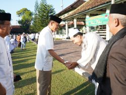 Pangdam Bersama Keluarga Besar Kodam IX/Udayana Laksanakan Sholat Idul Fitri di Lapangan Makorem 163/WSA