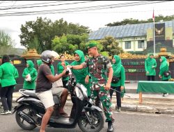 Berburu Berkah Ramadhan, Prajurit dan Persit Yonif Mekanis 741/GN Bagikan Takjil Gratis