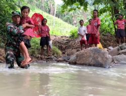 Kisah Babinsa di Larantuka Yang Bantu Anak Sekolah Seberangi Sungai