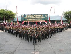 Chief of Staff Kodam IX/Udayana Gives Awards to the Three Best Young Soldiers