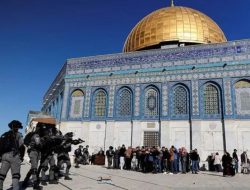 Ratusan Warga Palestina Diserbu Pasukan Israel Saat Ibadah di Masjid Al Aqsha, Jamaah Dipukuli Tanpa Ampun!