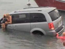 Melaju di Pelabuhan, Mobil Turis Malah Nyemplung ke Laut Gegara Ikuti Arah GPS