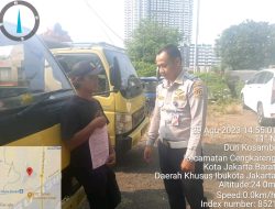 Sudinhub Jakbar Tilang Truk Pengangkut Tanah di Jalan Alas Tua Semanan