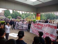 Mahasiswa Unkris Gelar Demo Tuntut Rektorat Transparansi Anggaran