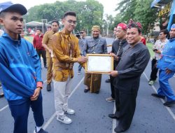 Peringati Hari Sumpah Pemuda, Dr. Nurdin Beri Award kepada Para Pemuda Berprestasi