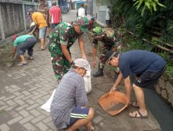 Antisipasi Banjir, Babinsa Koramil 01/Tgr Bersihkan Lingkungan